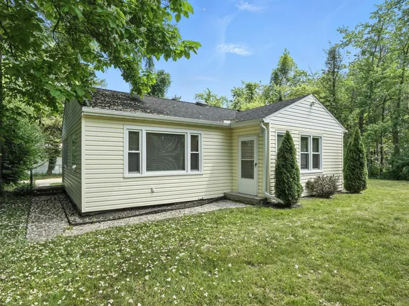 1121 Westwood Dr, Lowell, IN 46356