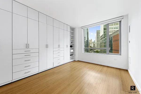 Sold by R New York | media 3