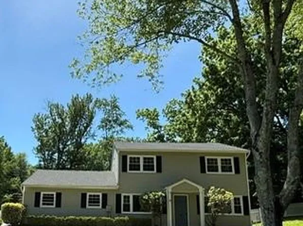 3 Flower Ln, Valley Cottage, NY 10989