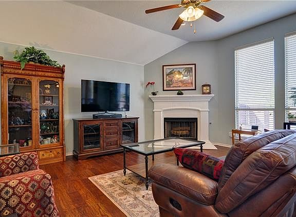 3rd image of 1405 Deer Hollow Dr