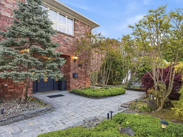 234-11 38th Dr, Flushing, NY 11363