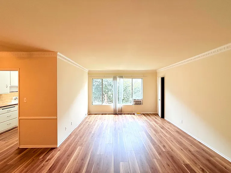 356 N Hayworth Ave — Photo 2