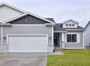 9123 Robinson Dr, West Des Moines, IA 50266