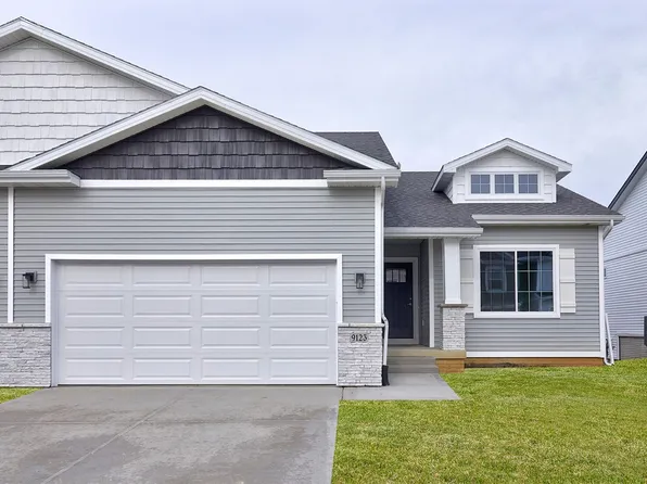 9123 Robinson Dr, West Des Moines, IA 50266