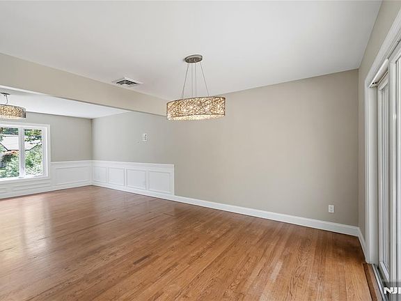5th image of 377 Chelsea Street