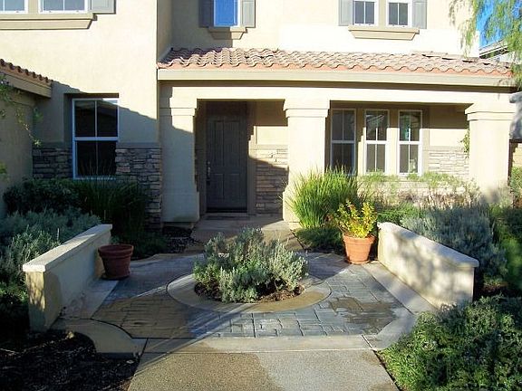 Beautiful Front Courtyard!