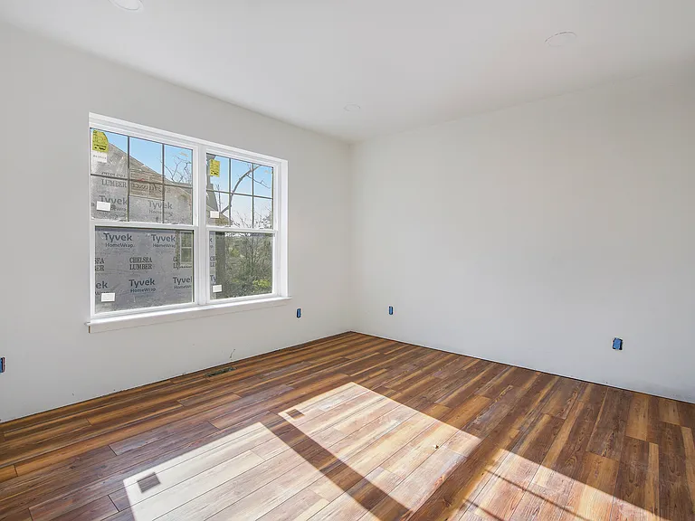 445 Hiscock St — Photo 23