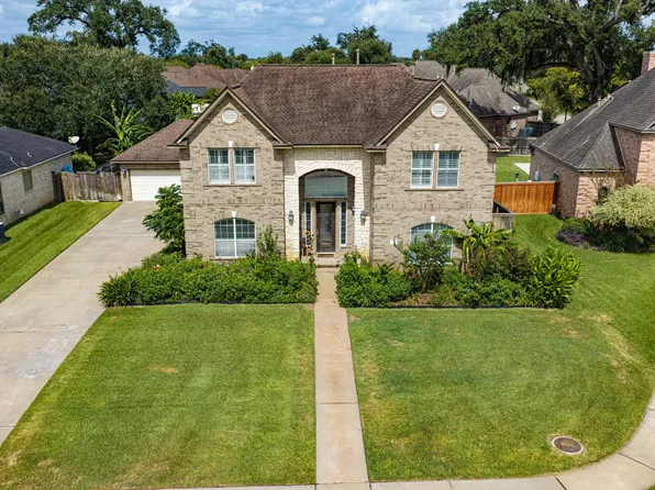 53 Northwood Ct, Lake Jackson, TX 77566