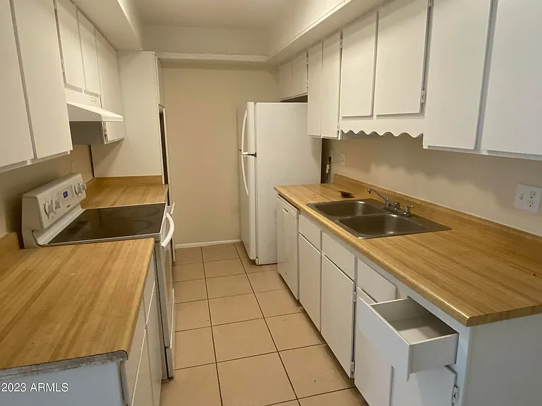 6002 W Townley Ave — Photo 2