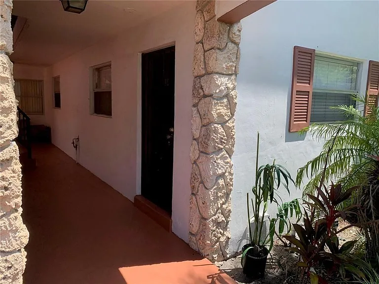 206 SW 1st St #J-4 — Photo 2