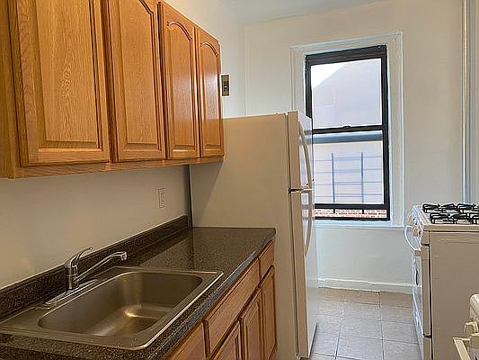 5th image of 975 Sherman Ave #43N