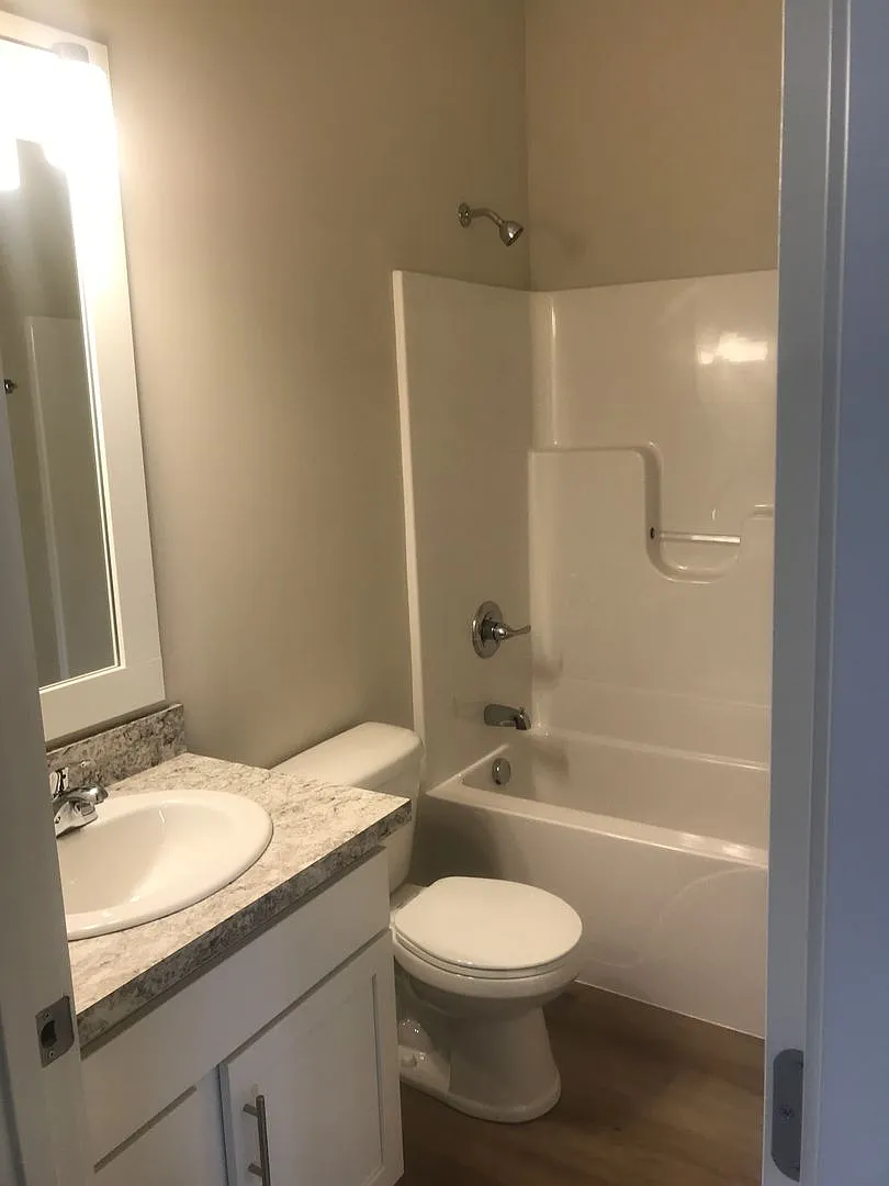 3 bedroom 2 bath, 2 stall garage — Photo 3