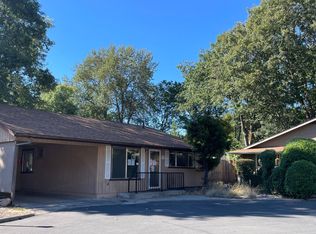 100 Rogue Ln, Rogue River, OR 97537