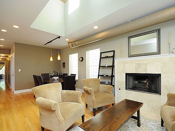 3rd image of 1102 N Paulina St #P3