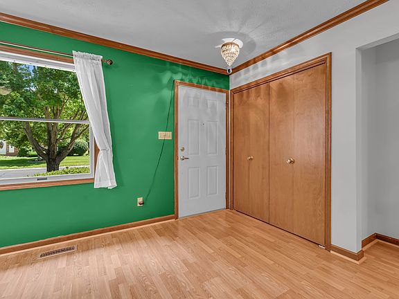4th image of 1432 Holiday Ln E