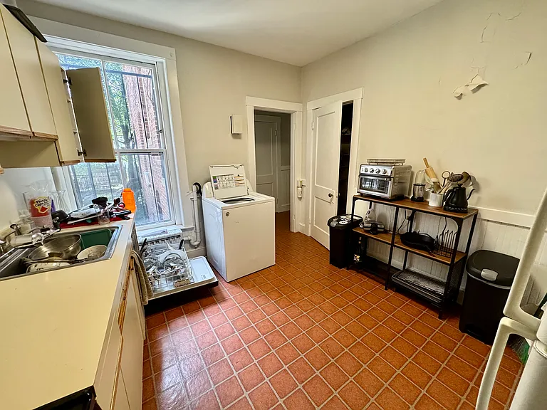 104 Strathmore Rd #1 — Photo 5