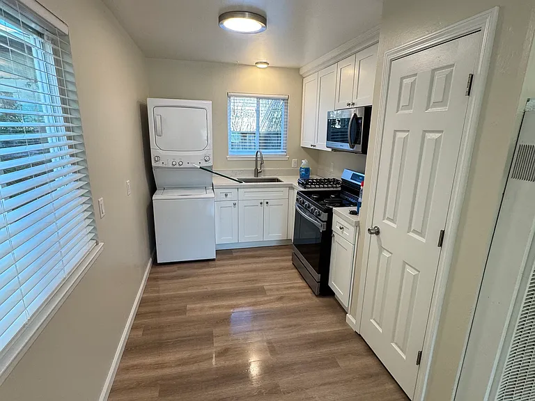 528 Laverne Ave — Photo 11
