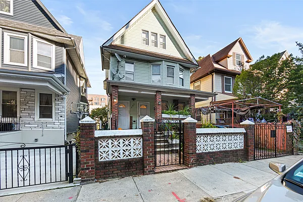 Rented by Aron Fried, LREB | media 37