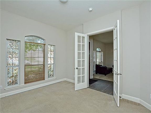 5th image of 719 Rosemount Dr