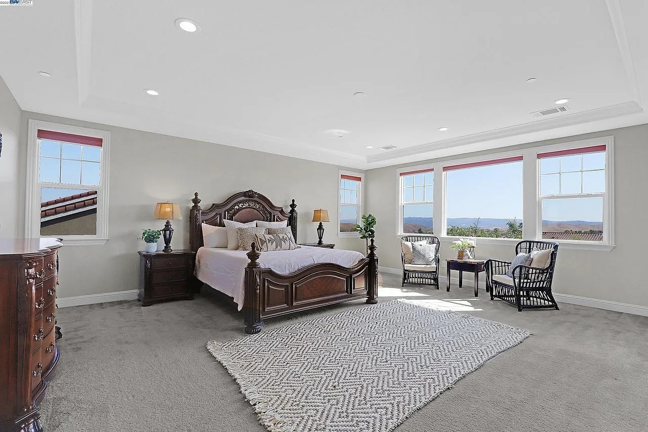 4 bed, 3376 sqft, $7,800 — Photo 3