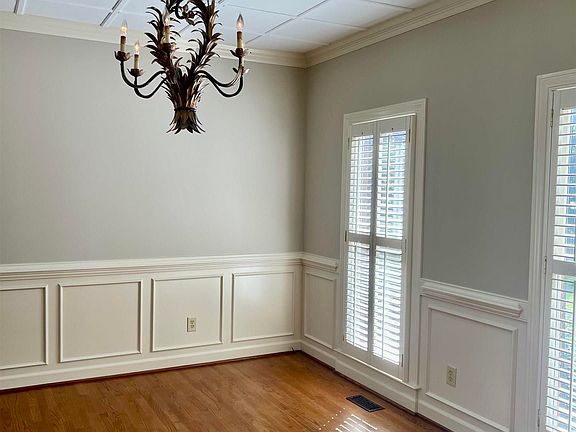 4th image of 17 Old Woodlands Ct