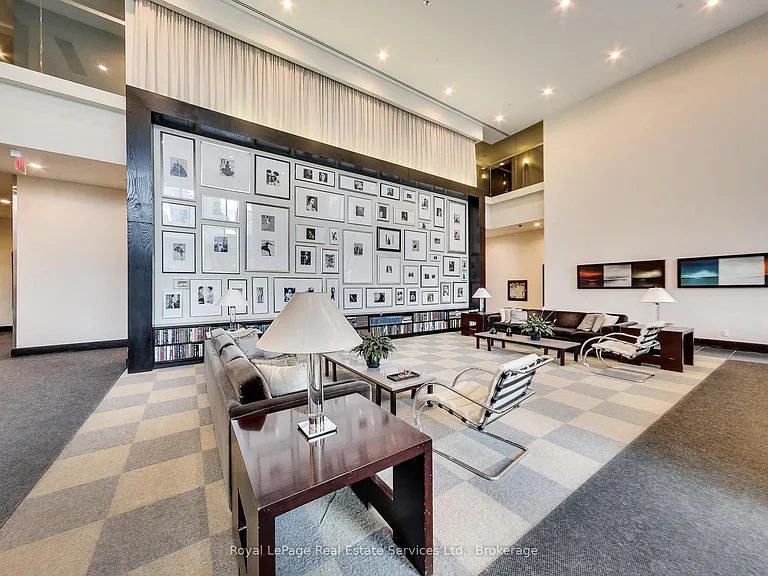 438 King St W #402 — Photo 24