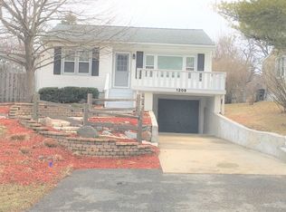 1208 Sycamore St, Lake In The Hills, IL 60156