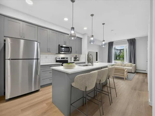 200 N Shawnee Sq SW #101, Calgary, AB T2Y 0T7