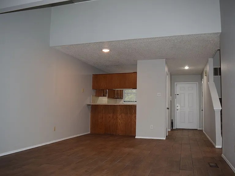 121 Perth Ct — Photo 3