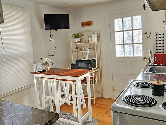 5th image of 11 Tuthill Ave