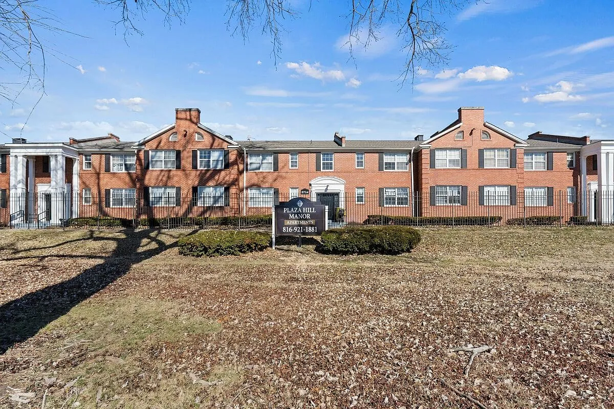 Plaza Hill Manor — Photo 3