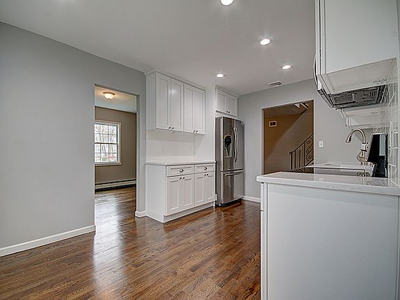 4th image of 66 Fairfax Dr