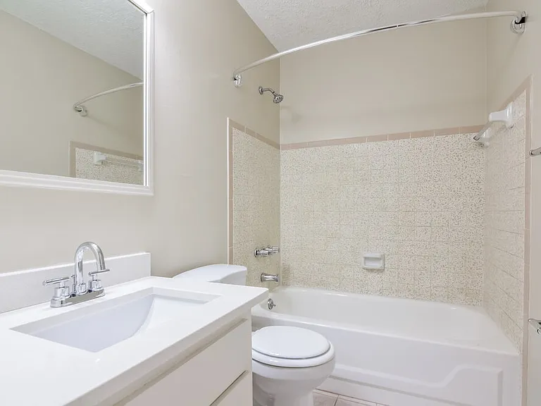 2451 Glenview Dr — Photo 10