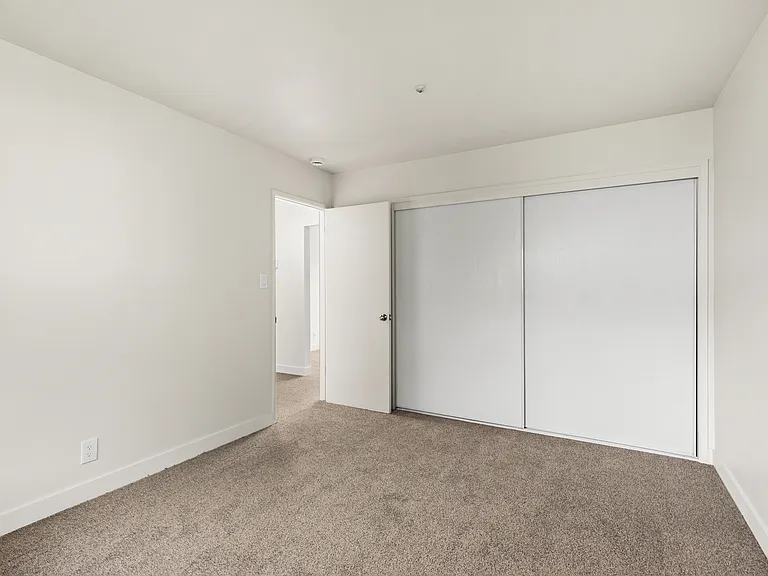 Los Robles Apartments — Photo 18