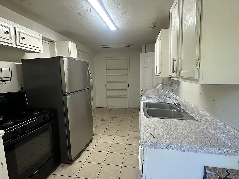1002 W Lynwood Ave #3