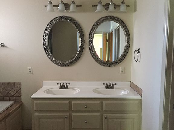 5th image of 4405 105th St Unit B