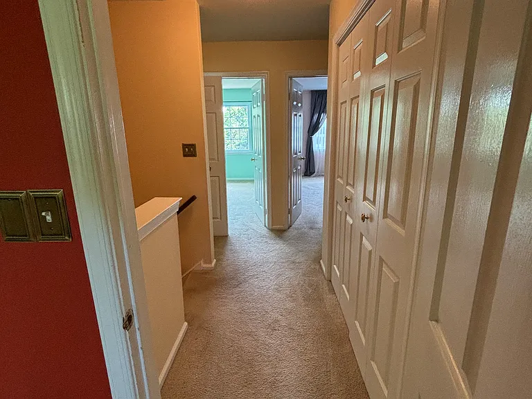 Lots of extra storage on the top floor (two linen closets)