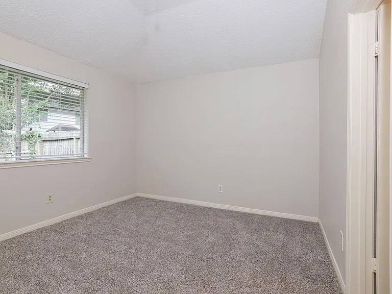 16035 Hollow Rock Dr — Photo 28