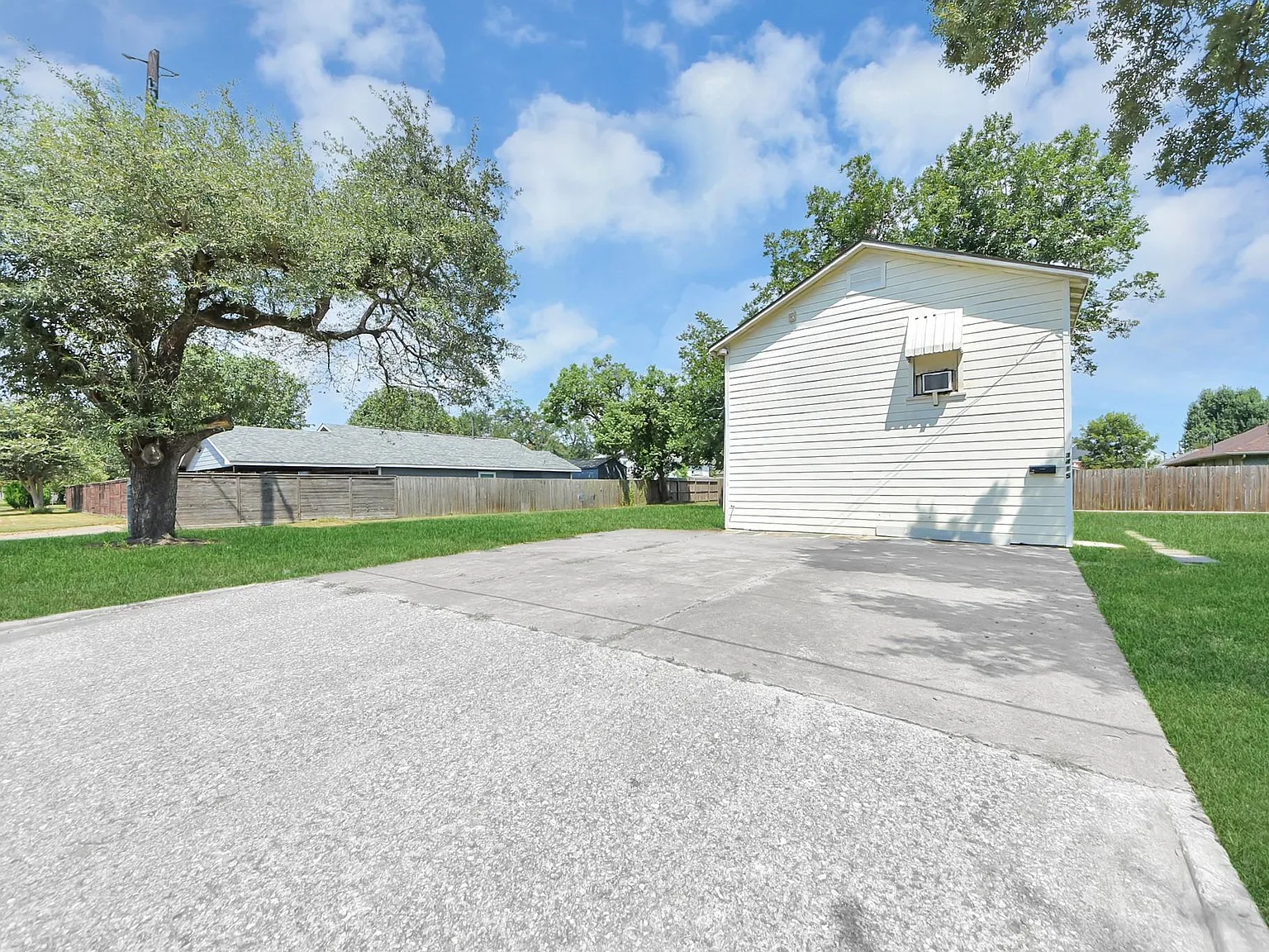 2 bed, 1.0 bath, 450 sqft, $1,600 — Photo 3
