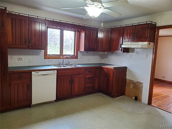 2nd image of 305 S Main St