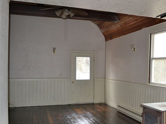 4th image of 222 N Columbia St