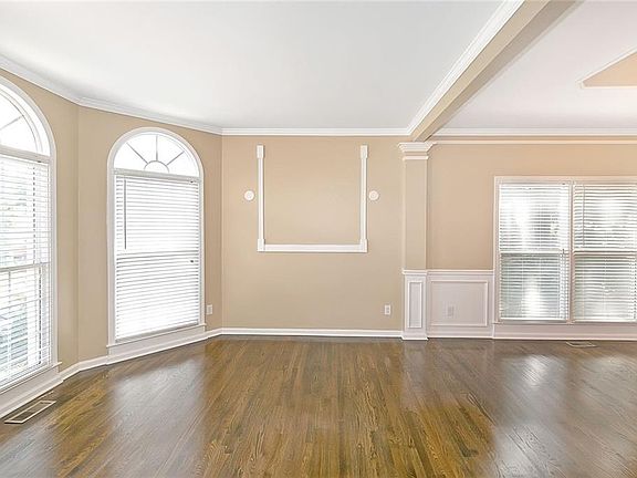 2nd image of 1375 Cresthaven Ln