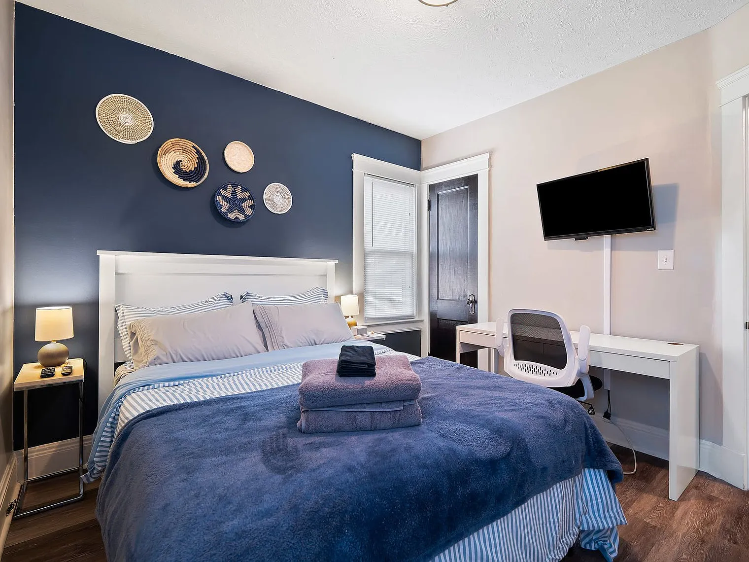 2 bed, 1.0 bath, 990 sqft, $2,504 — Photo 3