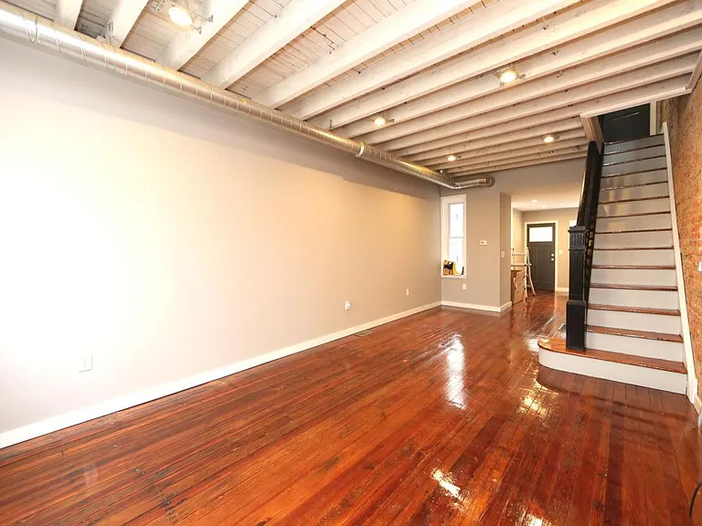 2727 Helen St — Photo 5