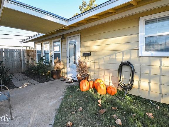 3rd image of 934 Fannin St