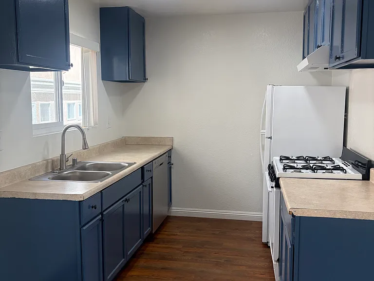216 6th St #4 — Photo 9