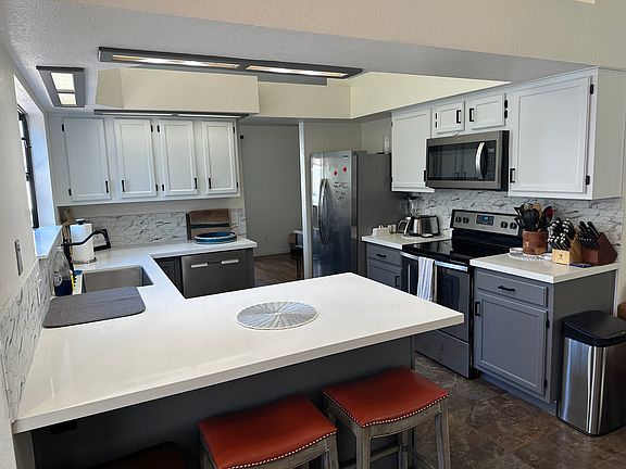 4th image of 609 N Balboa Cir