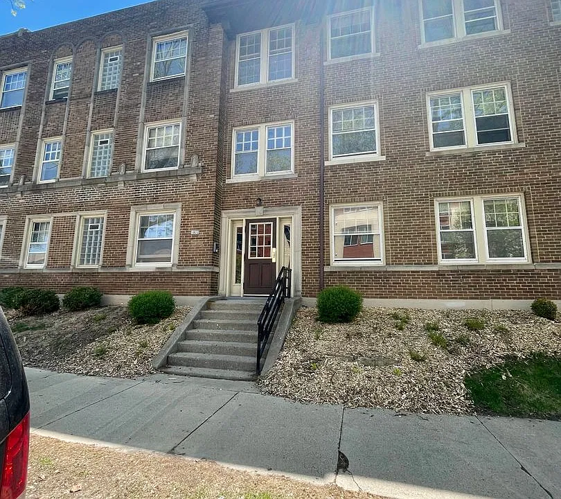 1827 E Park Pl