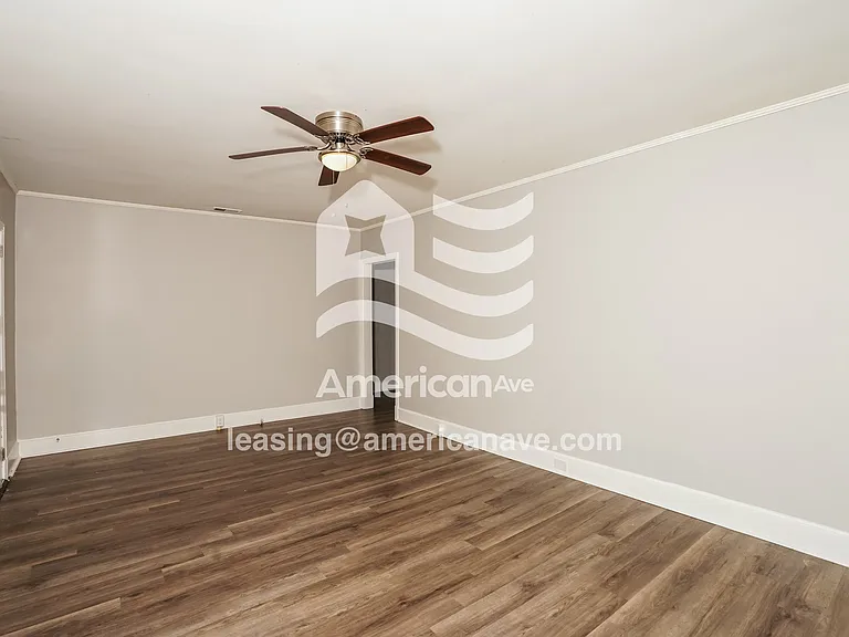 919419_003_living_room_3.jpg