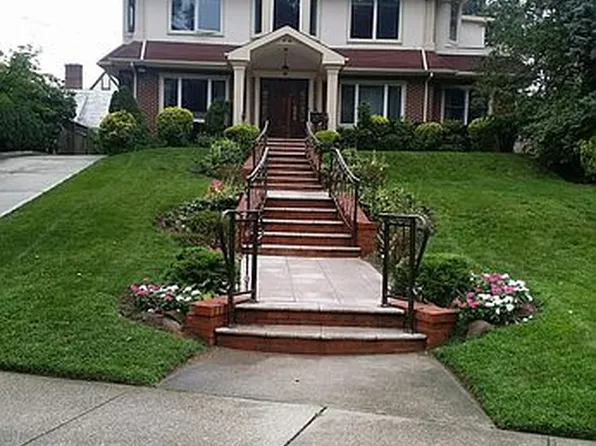 8209 Surrey Pl, Jamaica, NY 11432